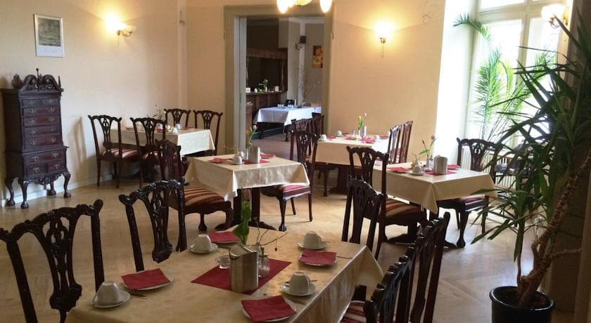 Gedeckter Frühstücksraum der Pension Sanssouci