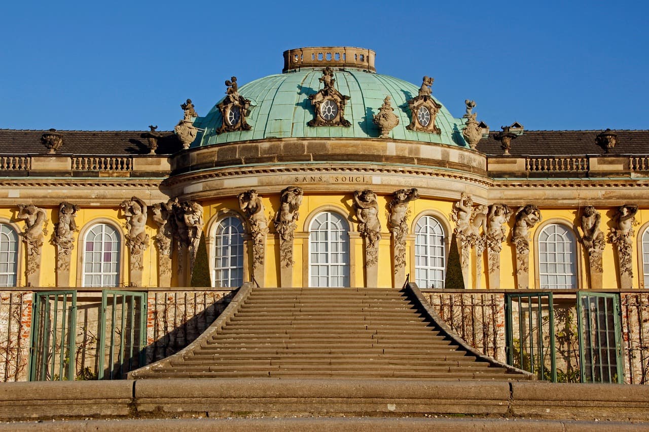 Schloss Sanssouci in Potsdam im warmen Morgenlicht